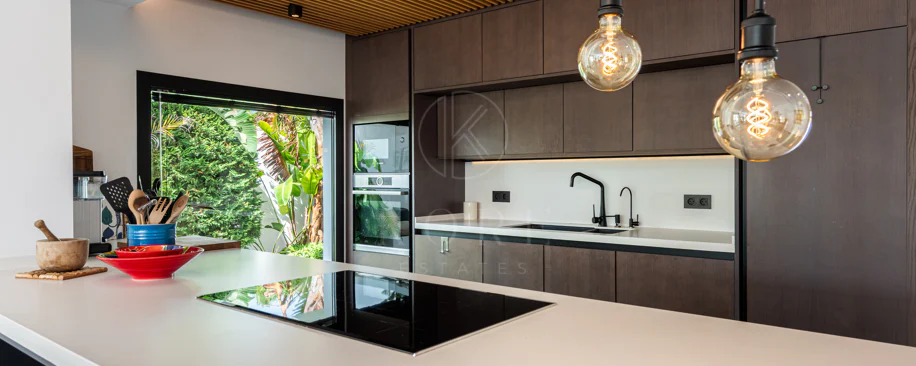 Elegante villa reformada con diseño contemporáneo en el corazón de Elviria