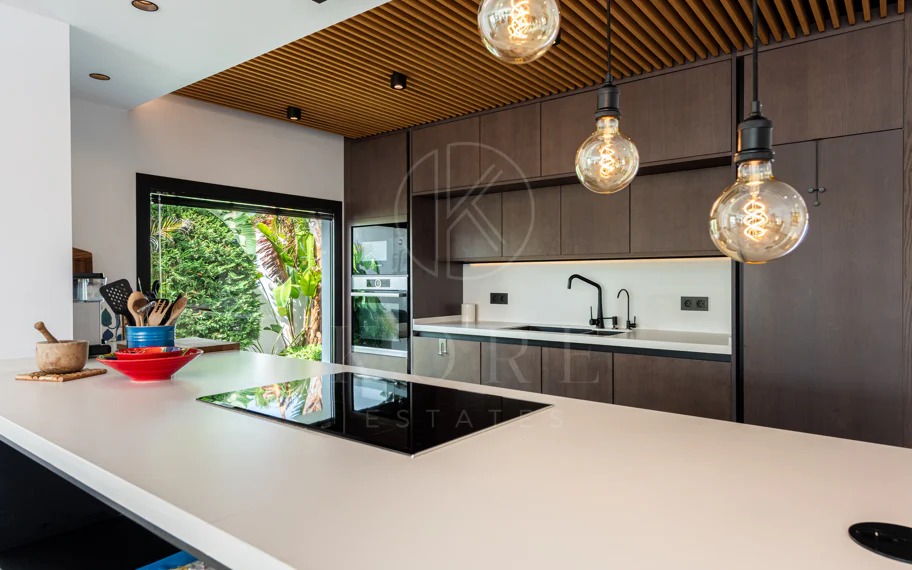 Elegante villa reformada con diseño contemporáneo en el corazón de Elviria
