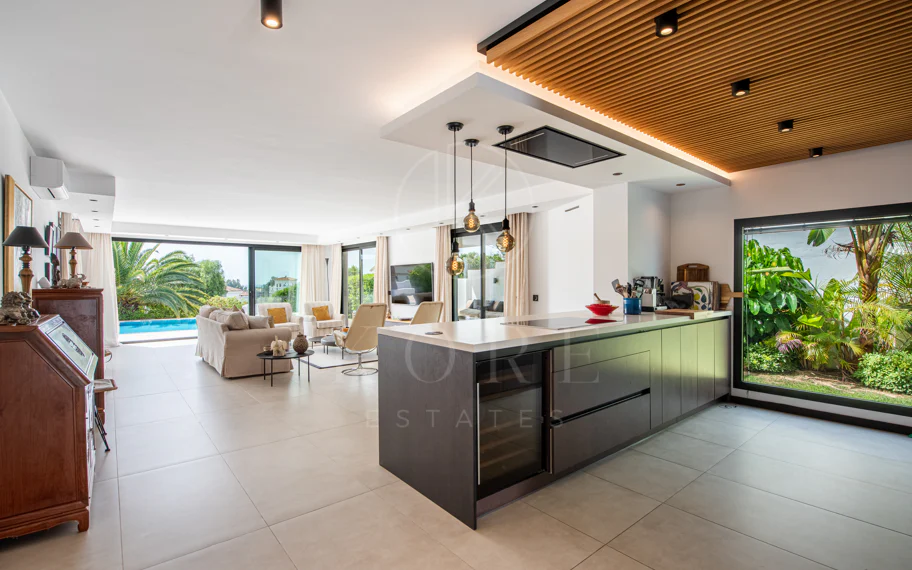 Elegante villa reformada con diseño contemporáneo en el corazón de Elviria