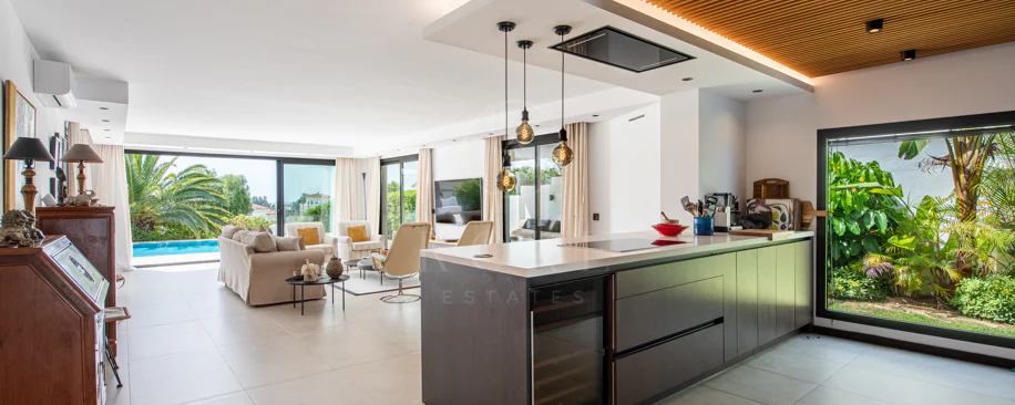 Elegante villa reformada con diseño contemporáneo en el corazón de Elviria