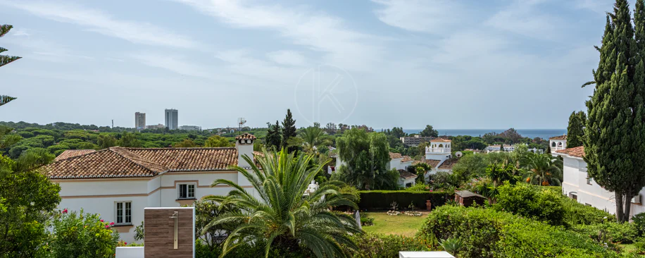 Elegante villa reformada con diseño contemporáneo en el corazón de Elviria
