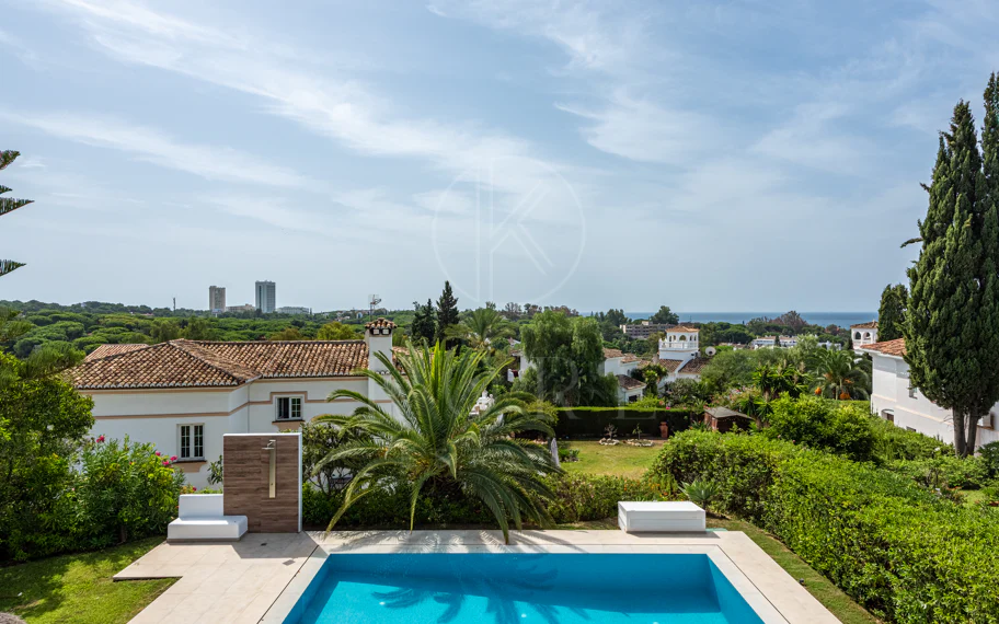 Elegante villa reformada con diseño contemporáneo en el corazón de Elviria