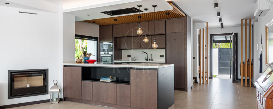 Elegante villa reformada con diseño contemporáneo en el corazón de Elviria