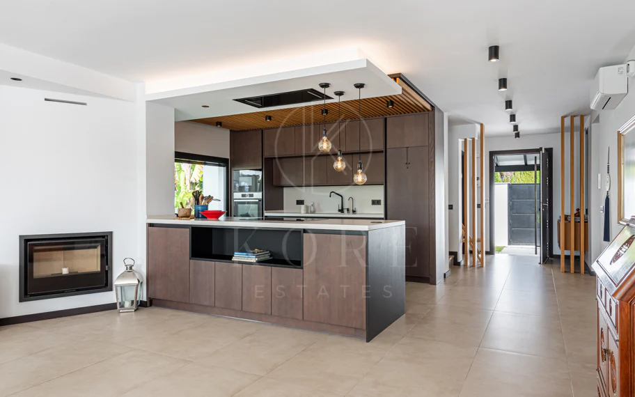 Elegante villa reformada con diseño contemporáneo en el corazón de Elviria