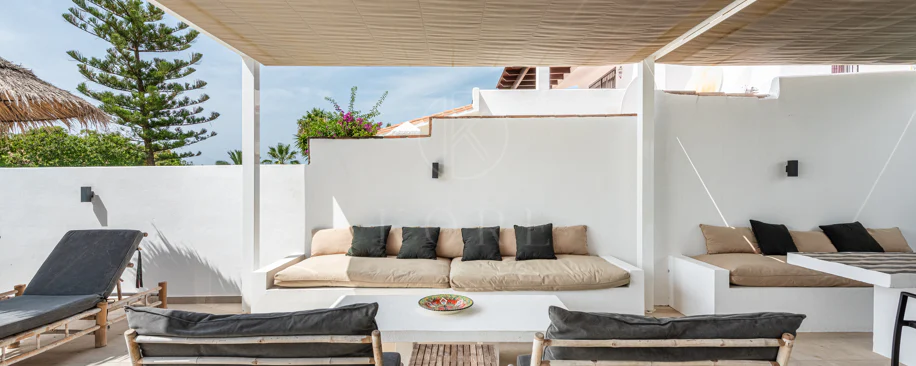 Elegante villa reformada con diseño contemporáneo en el corazón de Elviria
