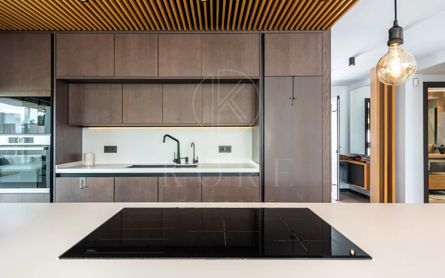 Elegante villa reformada con diseño contemporáneo en el corazón de Elviria