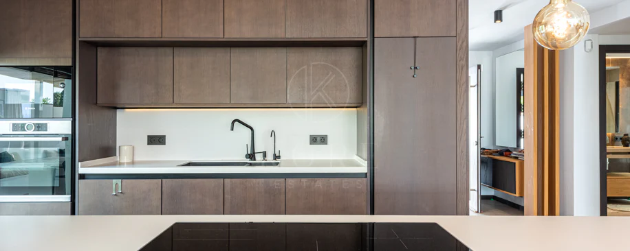 Elegante villa reformada con diseño contemporáneo en el corazón de Elviria