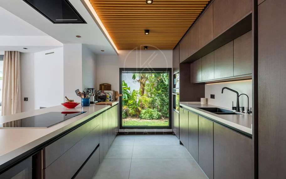 Elegante villa reformada con diseño contemporáneo en el corazón de Elviria