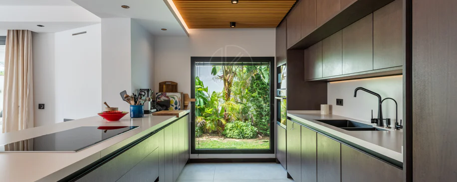 Elegante villa reformada con diseño contemporáneo en el corazón de Elviria
