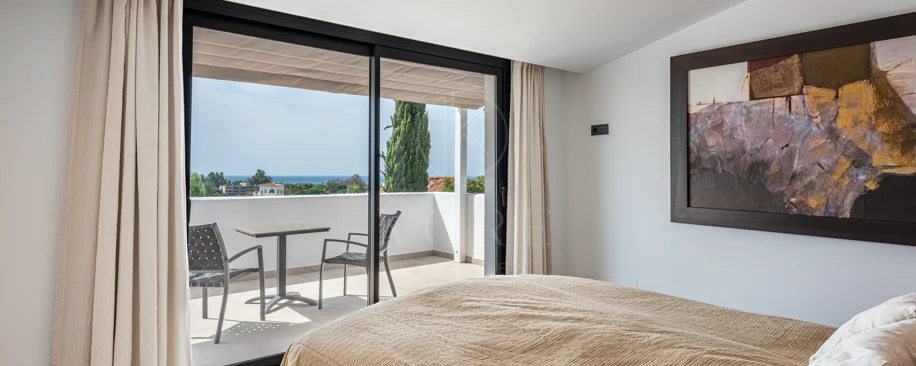 Elegante villa reformada con diseño contemporáneo en el corazón de Elviria