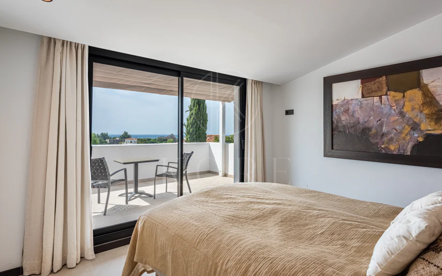 Elegante villa reformada con diseño contemporáneo en el corazón de Elviria