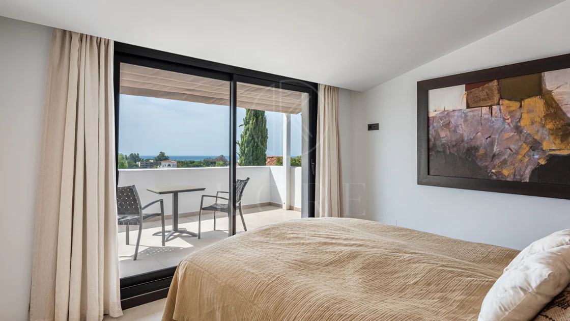 Elegante villa reformada con diseño contemporáneo en el corazón de Elviria