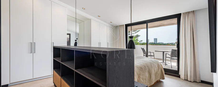Elegante villa reformada con diseño contemporáneo en el corazón de Elviria