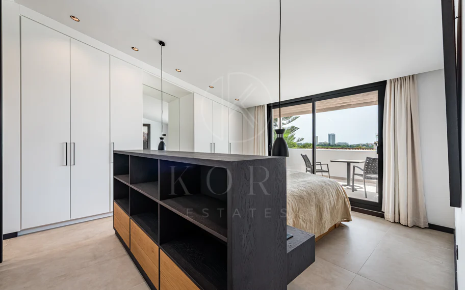 Elegante villa reformada con diseño contemporáneo en el corazón de Elviria