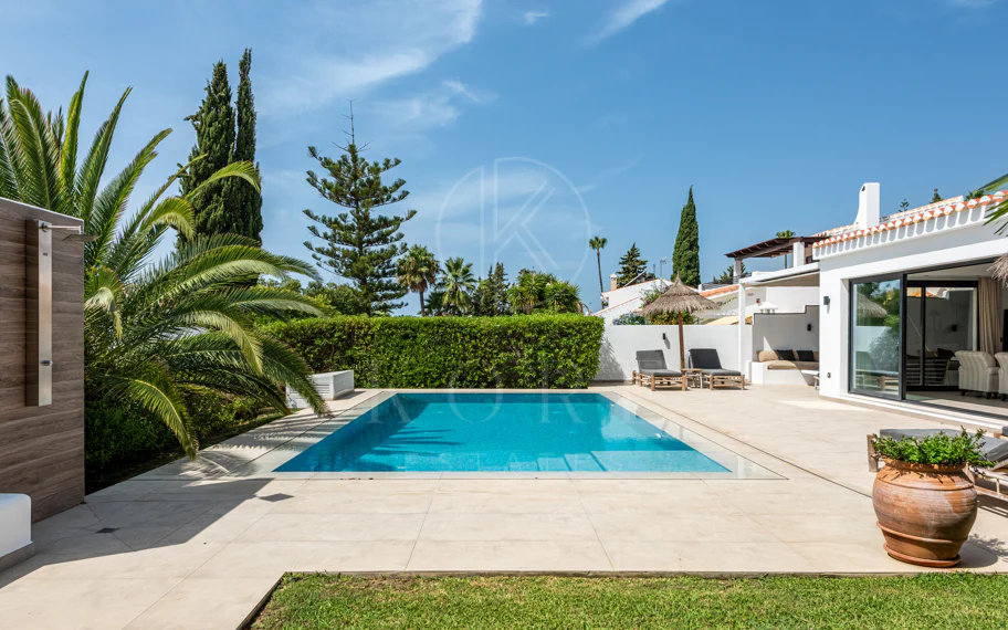 Elegante villa reformada con diseño contemporáneo en el corazón de Elviria