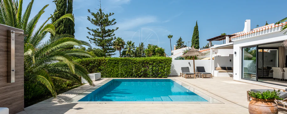 Elegante villa reformada con diseño contemporáneo en el corazón de Elviria