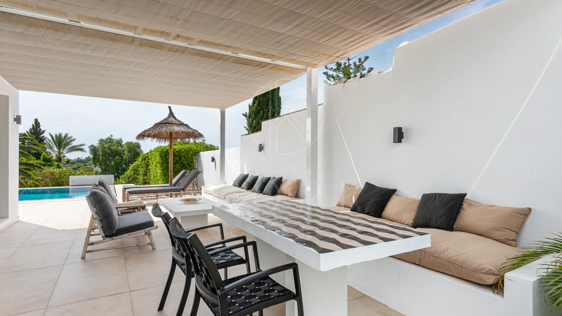 Elegante villa reformada con diseño contemporáneo en el corazón de Elviria