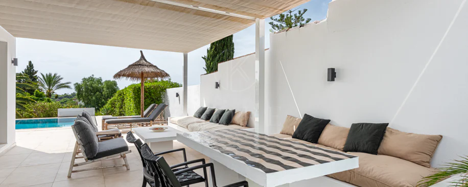 Elegante villa reformada con diseño contemporáneo en el corazón de Elviria