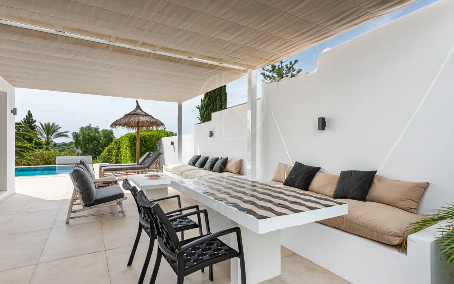 Elegante villa reformada con diseño contemporáneo en el corazón de Elviria