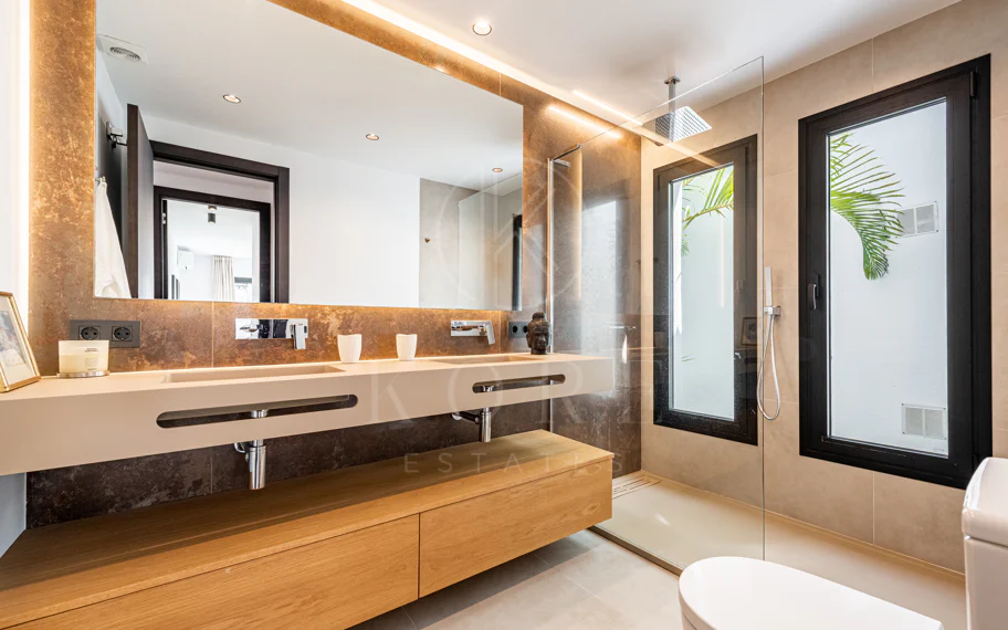 Elegante villa reformada con diseño contemporáneo en el corazón de Elviria
