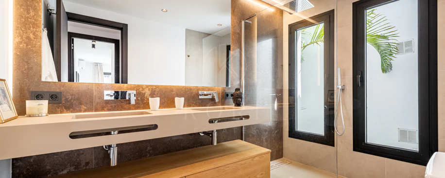 Elegante villa reformada con diseño contemporáneo en el corazón de Elviria