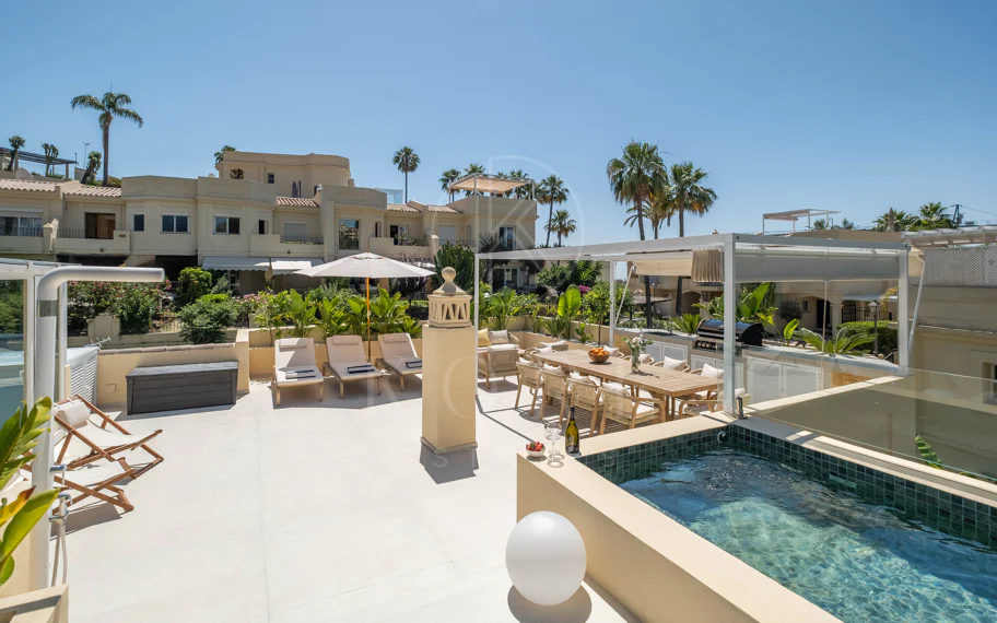 Elegante villa familiar con vistas panorámicas al golf y a la montaña en La Quinta Hills
