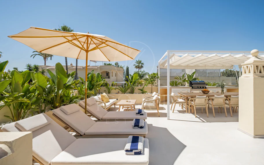 Elegante villa familiar con vistas panorámicas al golf y a la montaña en La Quinta Hills