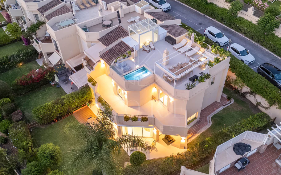Elegante villa familiar con vistas panorámicas al golf y a la montaña en La Quinta Hills