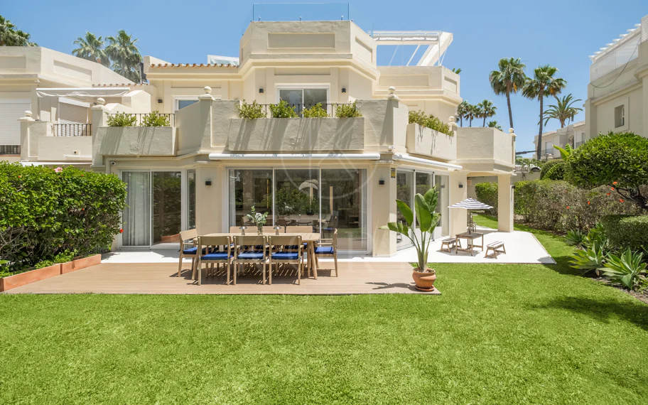 Elegante villa familiar con vistas panorámicas al golf y a la montaña en La Quinta Hills