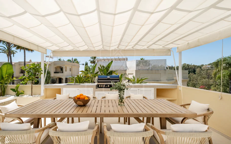 Elegante villa familiar con vistas panorámicas al golf y a la montaña en La Quinta Hills