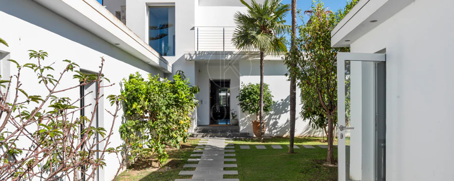 Villa de lujo de 4 dormitorios en Nueva Andalucía a poca distancia a pie de Puerto Banús