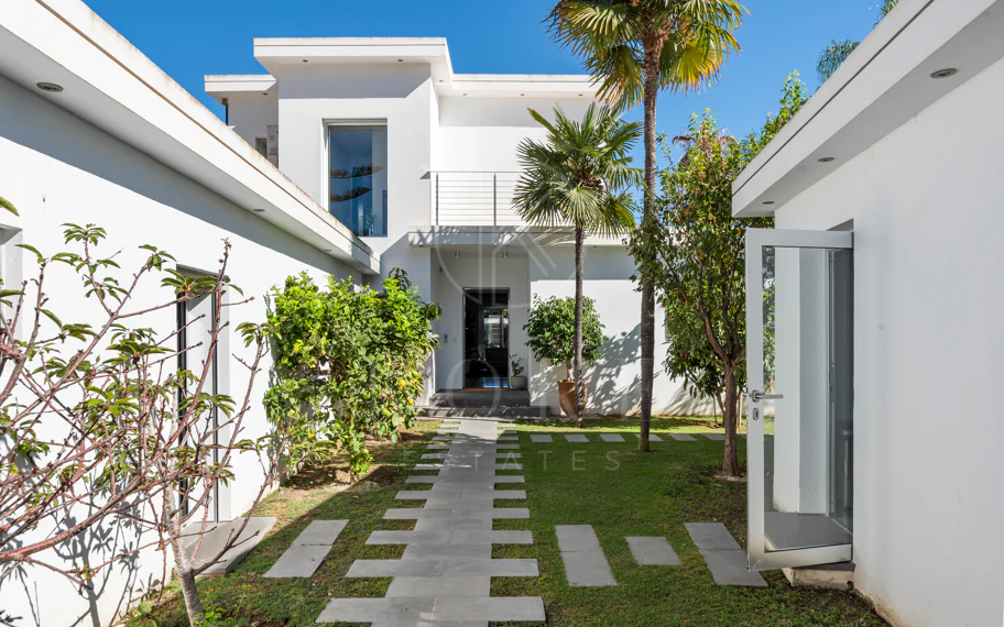 Villa de lujo de 4 dormitorios en Nueva Andalucía a poca distancia a pie de Puerto Banús