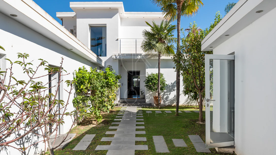 Villa de lujo de 4 dormitorios en Nueva Andalucía a poca distancia a pie de Puerto Banús