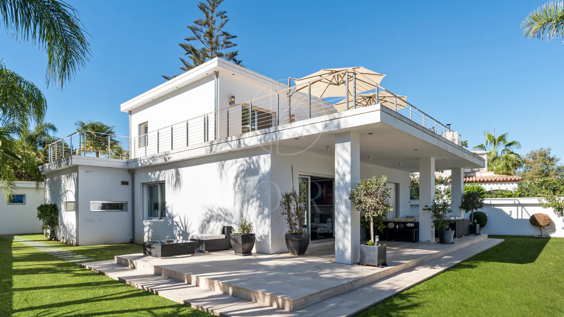 Villa de lujo de 4 dormitorios en Nueva Andalucía a poca distancia a pie de Puerto Banús