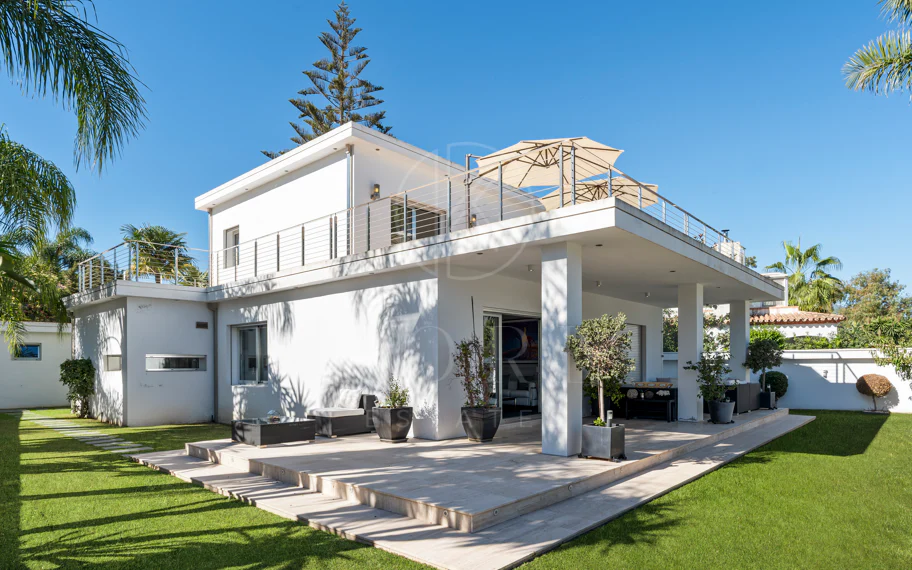 Villa de lujo de 4 dormitorios en Nueva Andalucía a poca distancia a pie de Puerto Banús