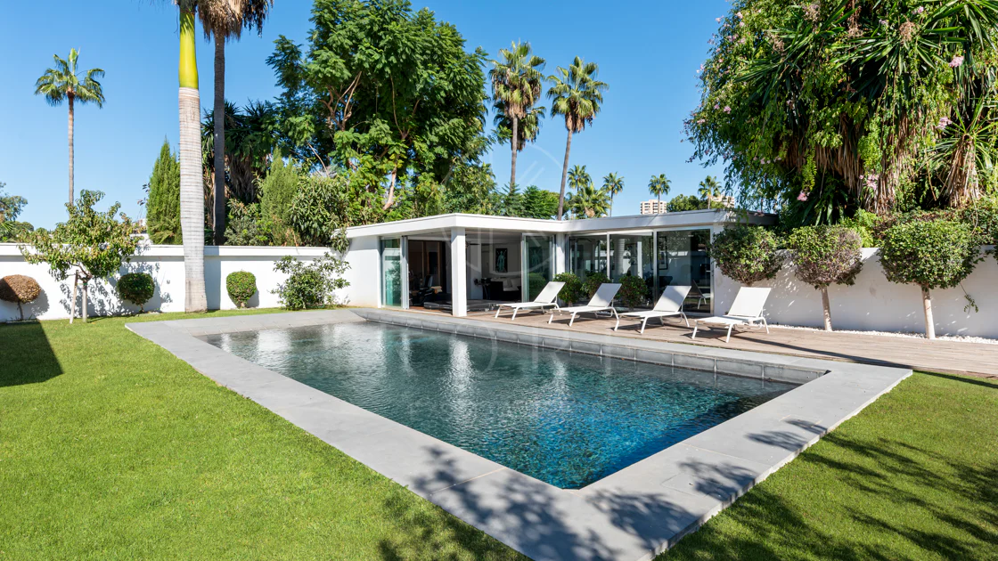 Villa de lujo de 4 dormitorios en Nueva Andalucía a poca distancia a pie de Puerto Banús