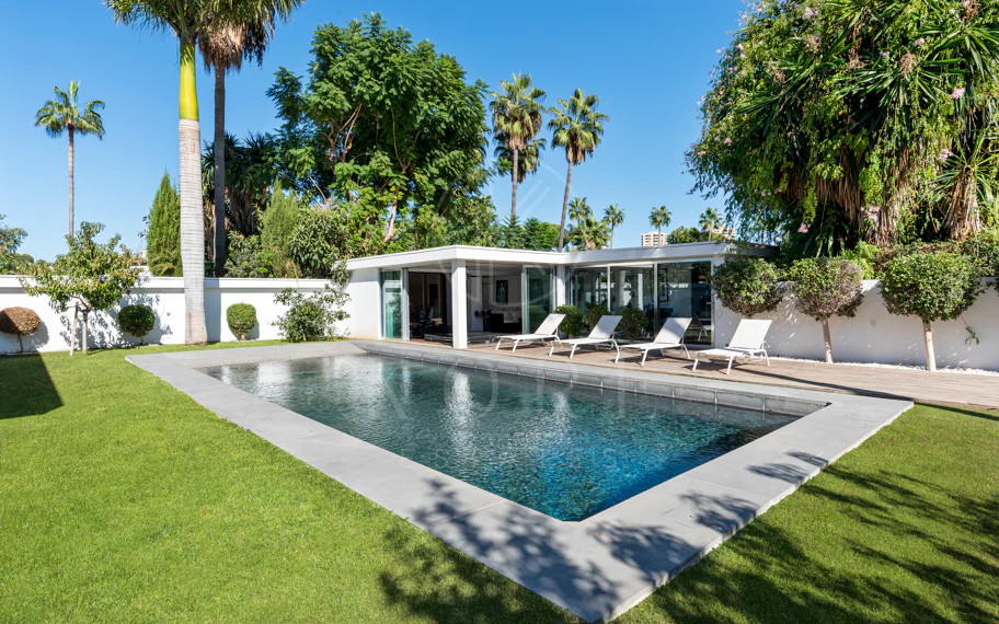 Villa de lujo de 4 dormitorios en Nueva Andalucía a poca distancia a pie de Puerto Banús