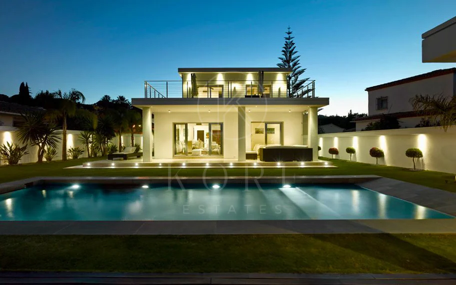 Villa de lujo de 4 dormitorios en Nueva Andalucía a poca distancia a pie de Puerto Banús