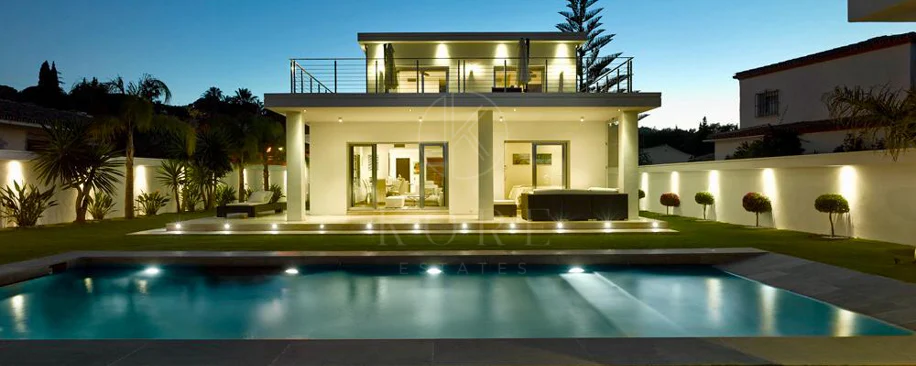 Villa de lujo de 4 dormitorios en Nueva Andalucía a poca distancia a pie de Puerto Banús