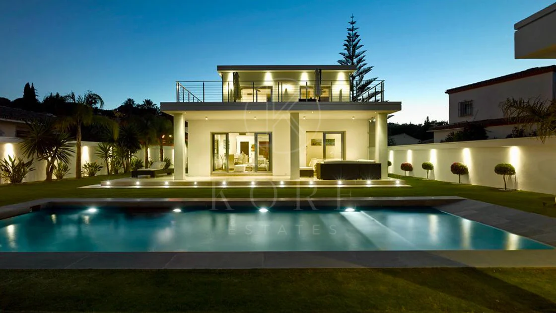 Villa de lujo de 4 dormitorios en Nueva Andalucía a poca distancia a pie de Puerto Banús