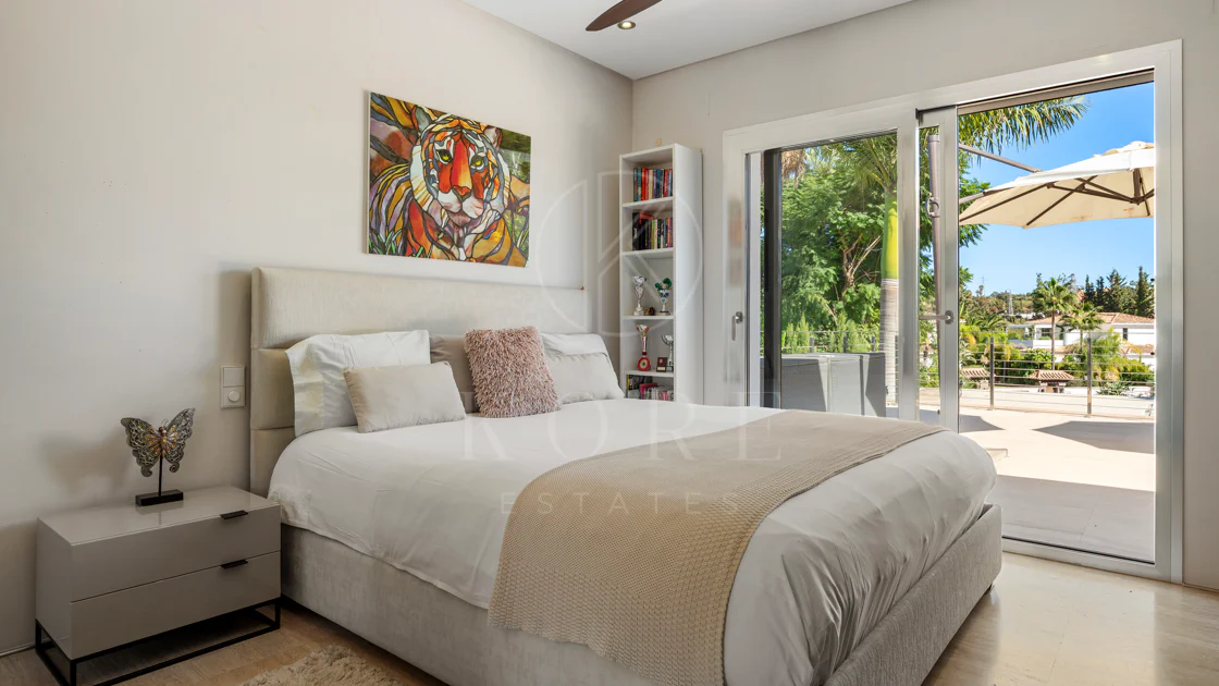 Villa de lujo de 4 dormitorios en Nueva Andalucía a poca distancia a pie de Puerto Banús