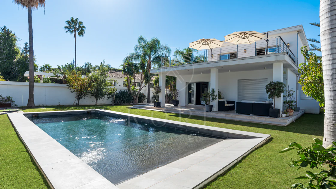 Villa de lujo de 4 dormitorios en Nueva Andalucía a poca distancia a pie de Puerto Banús