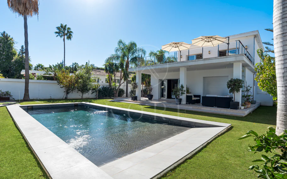 Villa de lujo de 4 dormitorios en Nueva Andalucía a poca distancia a pie de Puerto Banús