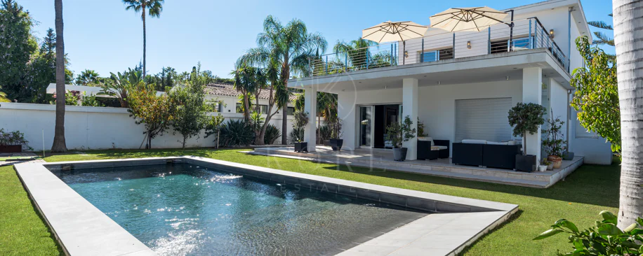 Villa de lujo de 4 dormitorios en Nueva Andalucía a poca distancia a pie de Puerto Banús