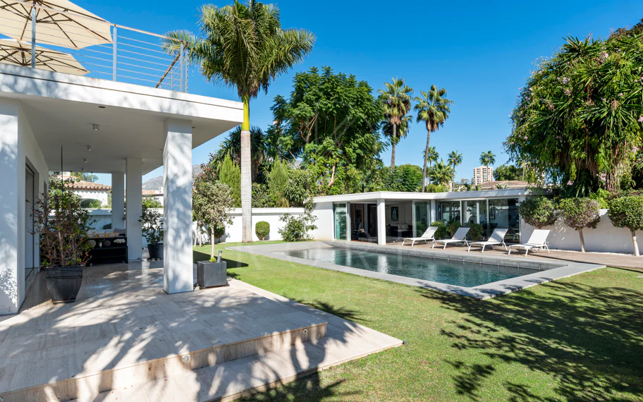 Villa de lujo de 4 dormitorios en Nueva Andalucía a poca distancia a pie de Puerto Banús