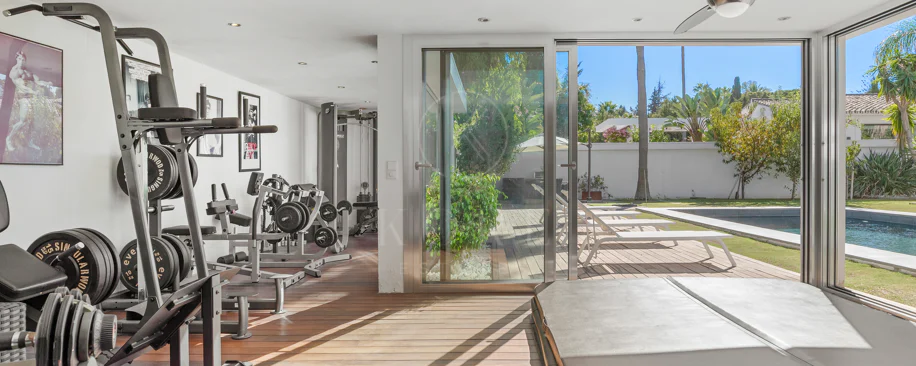 Villa de lujo de 4 dormitorios en Nueva Andalucía a poca distancia a pie de Puerto Banús