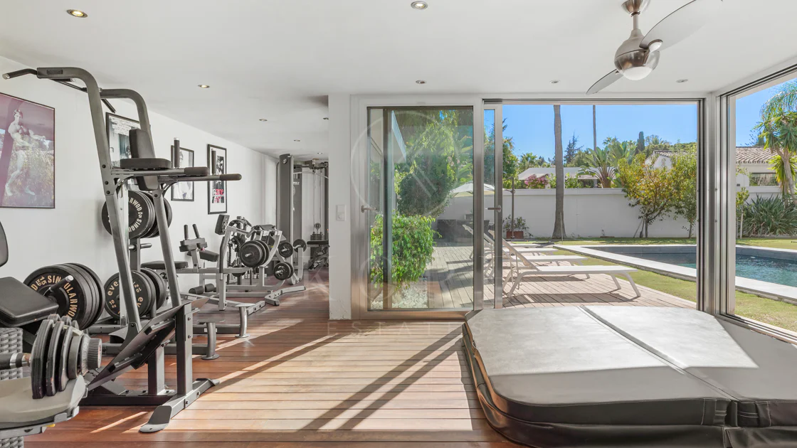 Villa de lujo de 4 dormitorios en Nueva Andalucía a poca distancia a pie de Puerto Banús