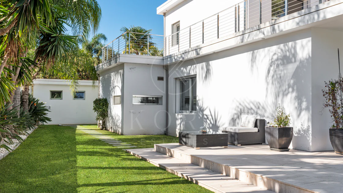 Villa de lujo de 4 dormitorios en Nueva Andalucía a poca distancia a pie de Puerto Banús