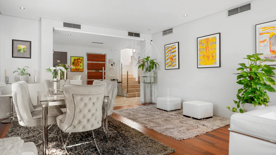 Villa de lujo de 4 dormitorios en Nueva Andalucía a poca distancia a pie de Puerto Banús