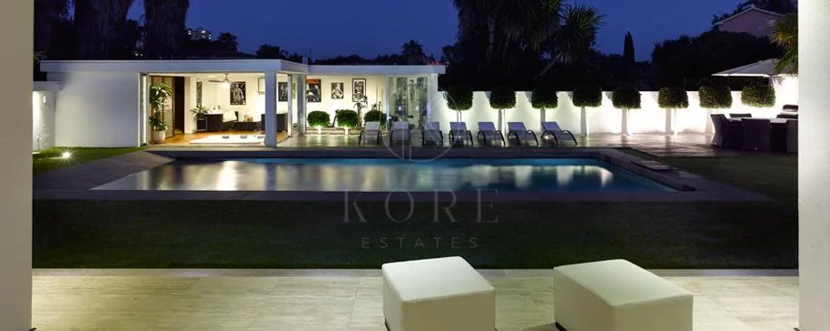 Villa de lujo de 4 dormitorios en Nueva Andalucía a poca distancia a pie de Puerto Banús
